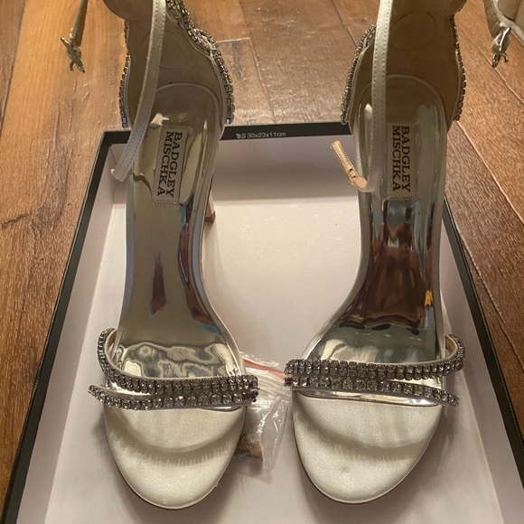Badgley Mischka Collection - Bella Sandal Size 9 - Soft White